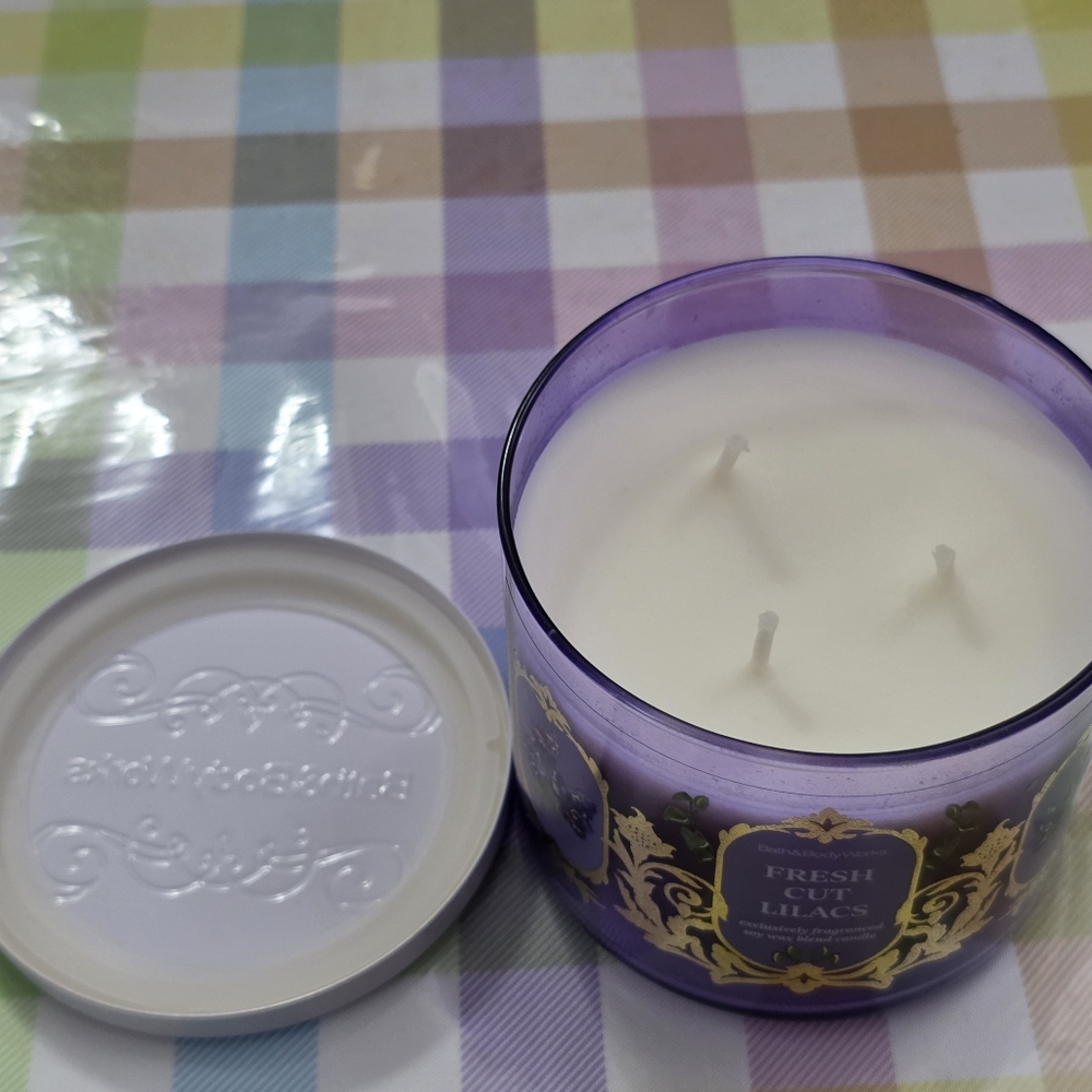 Bath & Body Works Fresh Cut Lilacs 3-Wick Scented Candle NEW RARE - Picture 3 of 5